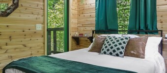 Rustic Treehouse Oasis in Hocking  Hills --Adventure Awaits