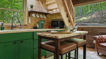 Réfrigérateur, micro-ondes, plaque de cuisson, cafetière/bouilloire