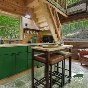 Jääkaappi, mikroaaltouuni, liesi, kahvin-/teenkeitin