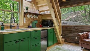 Een koelkast, een microgolfoven, een kookplaat