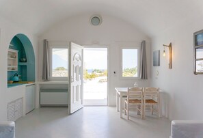 Mini-fridge, stovetop, electric kettle, cookware/dishes/utensils - VILLAS SCIROCCO (Santorini)