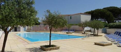 حمّام سباحة خارجي، حمّام سباحة مُدفَّأ