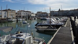 A marina with boats docked, a wooden pier, and buildings in the background. - AGATHE (2 route de St Martin, La Flotte) (La Flotte)