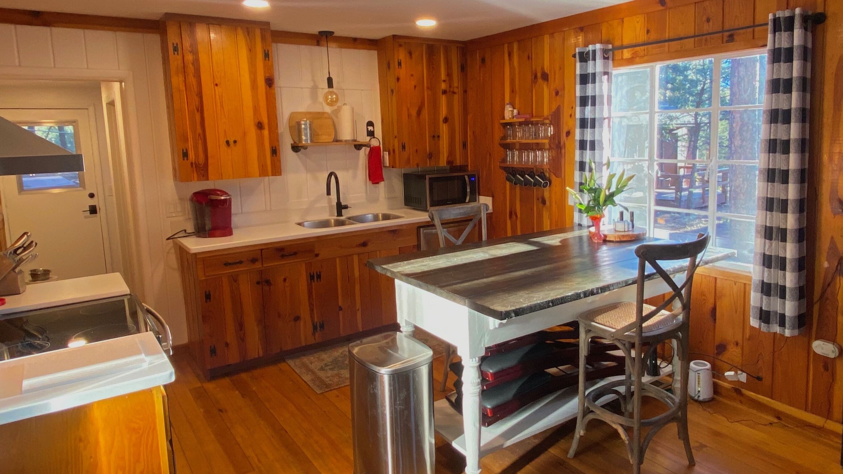 Cozy Cabin in the tall Pines! True mountain cabin vibes!