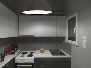 Fridge, oven, coffee/tea maker, electric kettle