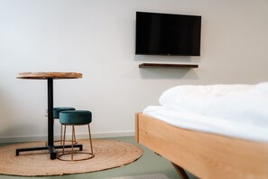 Schreibtisch, laptopgeeigneter Arbeitsplatz, Verdunkelungsvorhänge