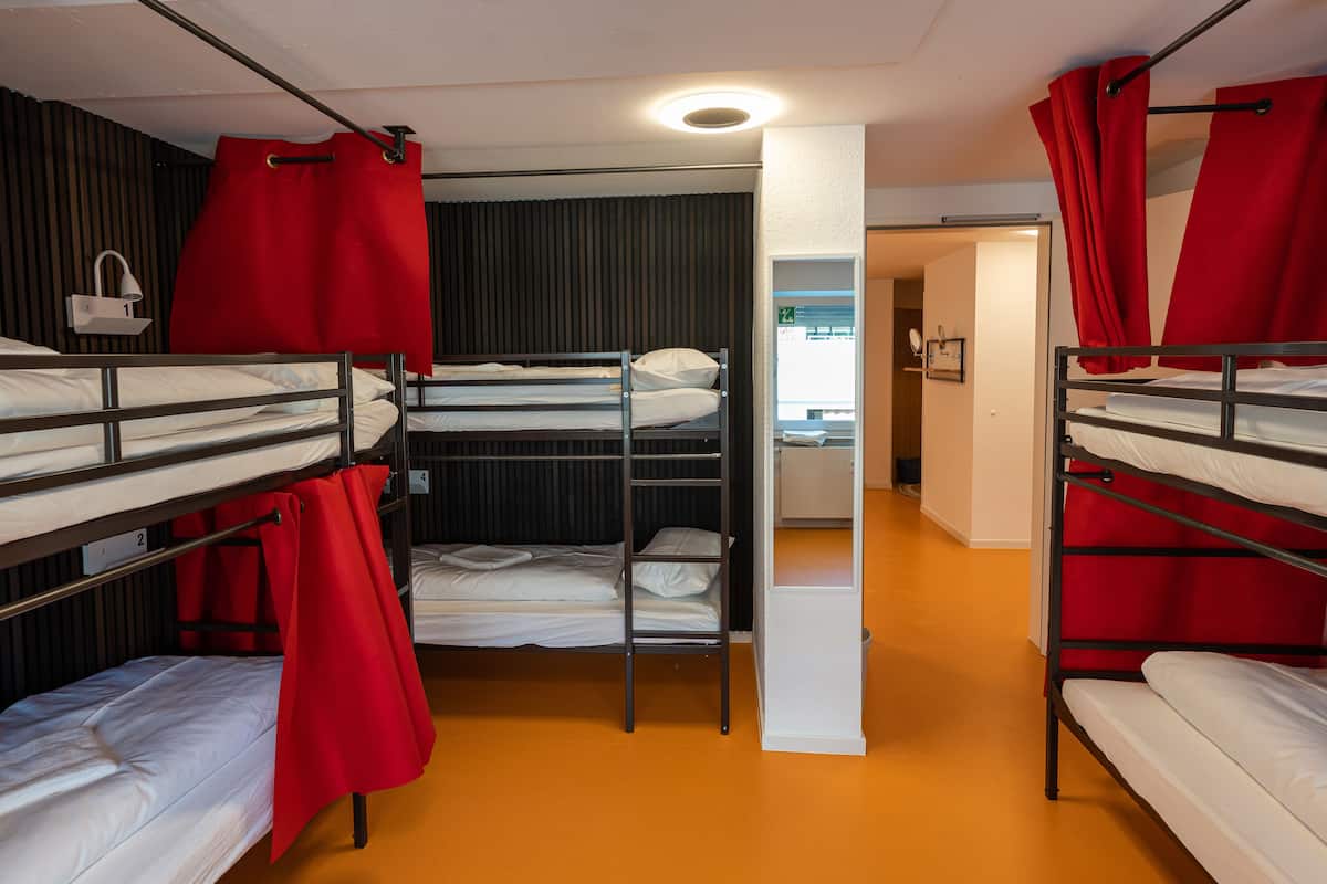 Een bureau, een laptopwerkplek, verduisterende gordijnen