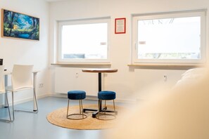 Schreibtisch, laptopgeeigneter Arbeitsplatz, Verdunkelungsvorhänge