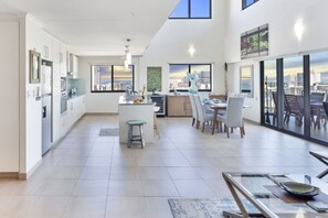 Dining - Pinnacle Penthouse Escape ~ Panoramic views ~ Pool (Darwin City)