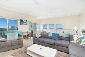 TV, books, stereo - Pinnacle Penthouse Escape ~ Panoramic views ~ Pool (Darwin City)
