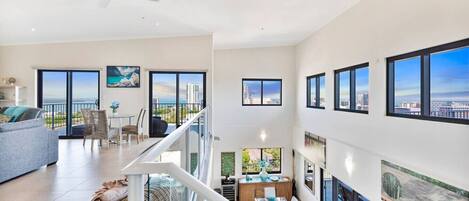 Fernseher, Bücher, Stereoanlage