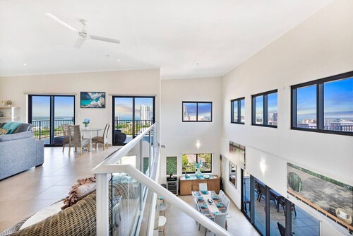 Pinnacle Penthouse Escape ~ Panoramic views ~ Pool