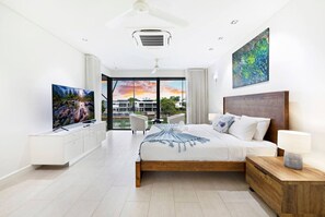 4 bedrooms, desk, iron/ironing board, WiFi