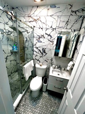 Douche, bidet, serviettes fournies, savon