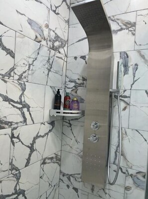 Douche, bidet, serviettes fournies, savon