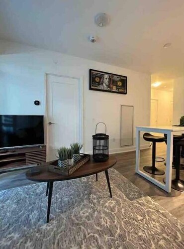 Modern City Center Oasis ~ Mins to Downtown ~ Pool