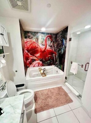 Een bidet, handdoeken, zeep, shampoo