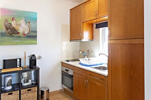 Fridge, microwave, oven, coffee/tea maker