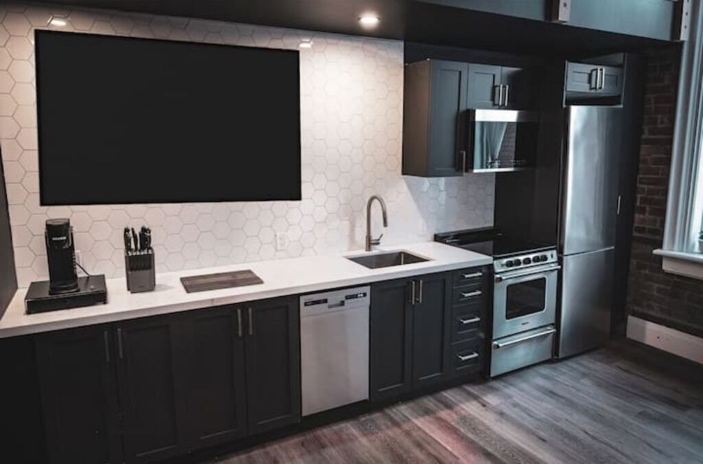 Luxury Industrial Loft-King Bed-17ft Ceilings