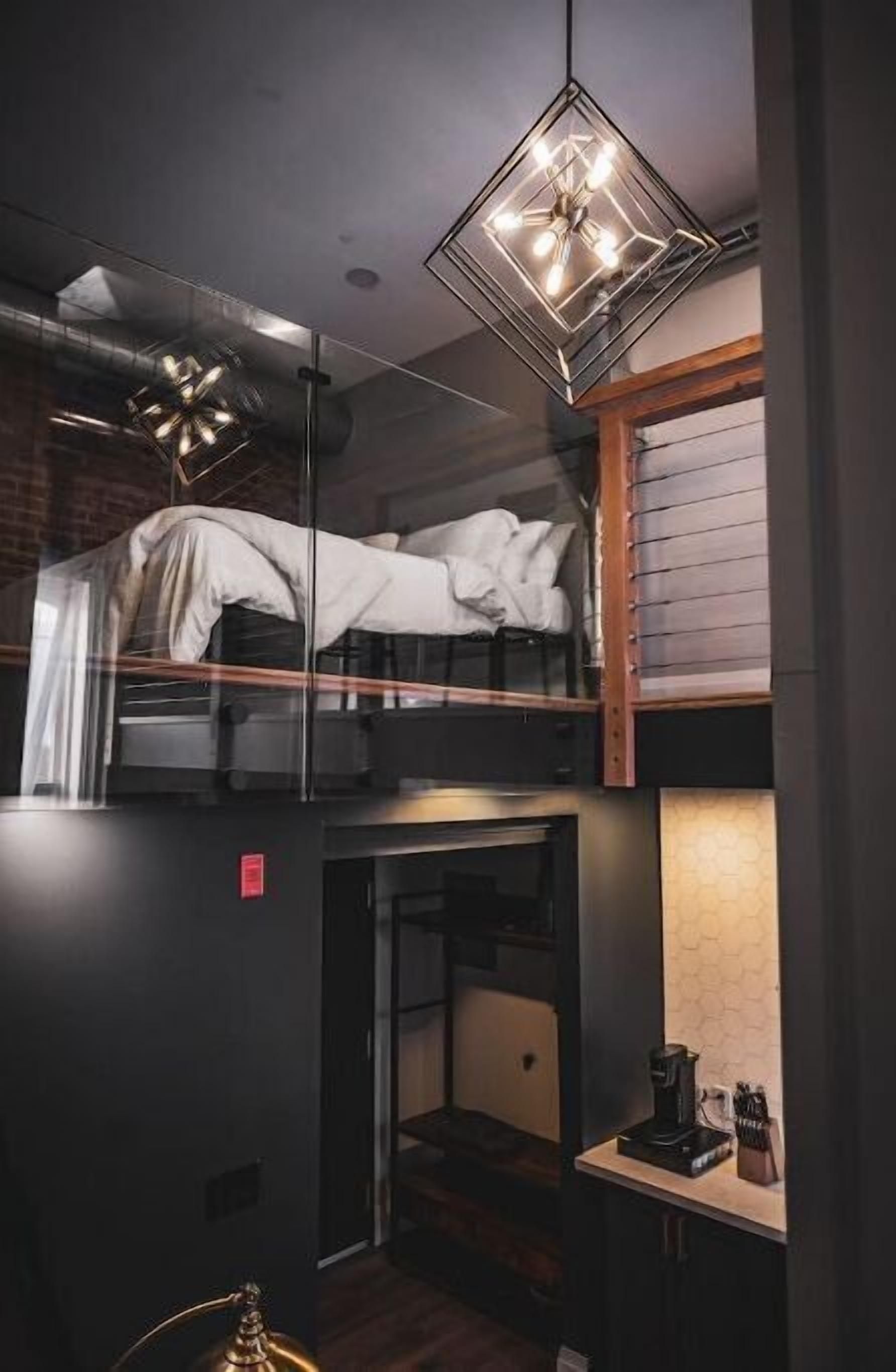 Luxury Industrial Loft-King Bed-17ft Ceilings