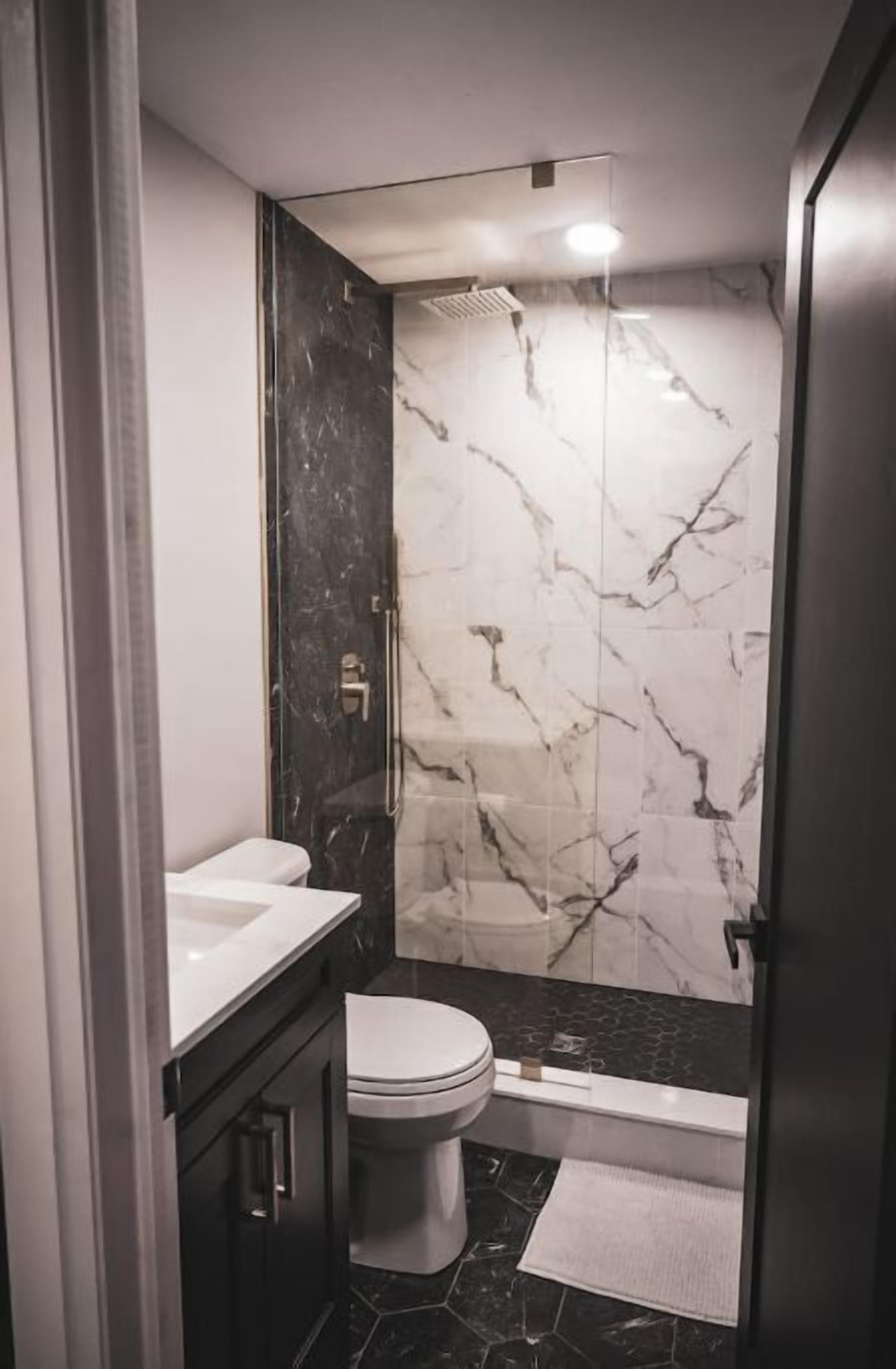 Luxury Industrial Loft-King Bed-17ft Ceilings