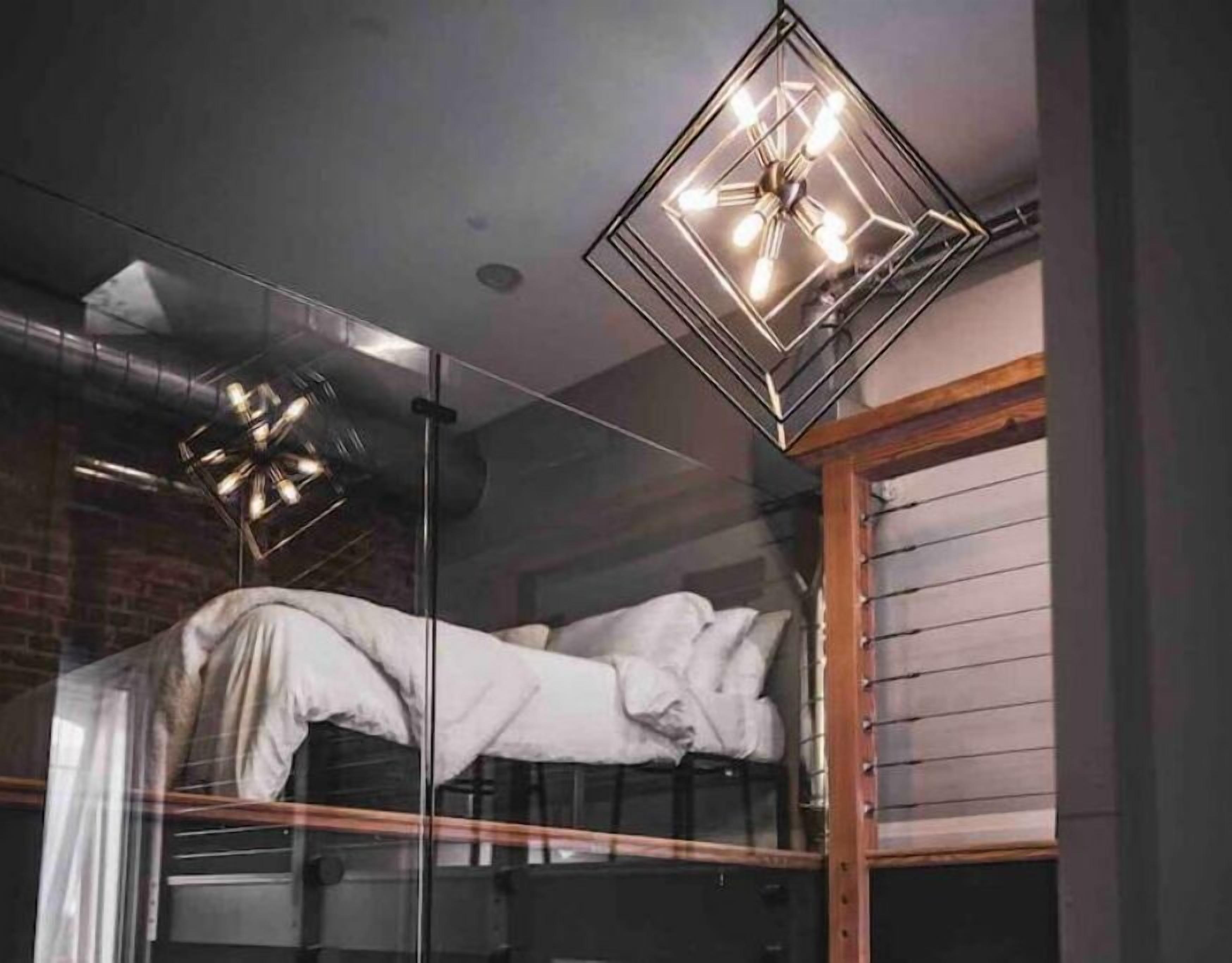 Luxury Industrial Loft-King Bed-17ft Ceilings