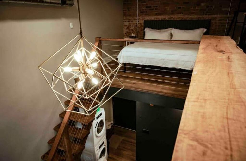 Industrial Luxury Living w/17ft Ceilings & King bd