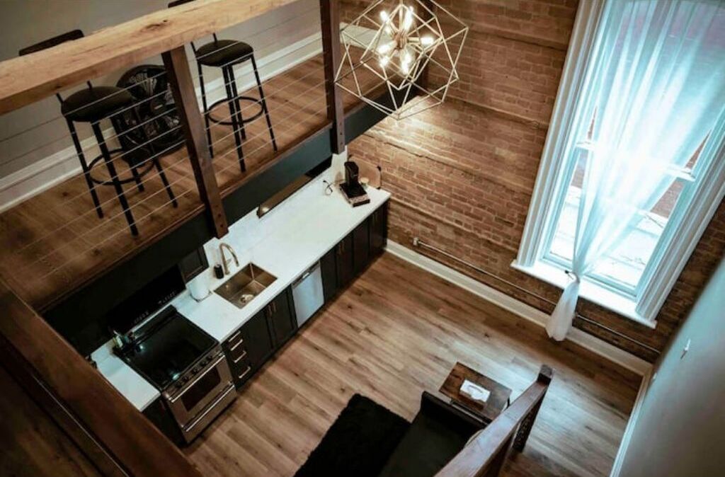 Industrial Luxury Living w/17ft Ceilings & King bd