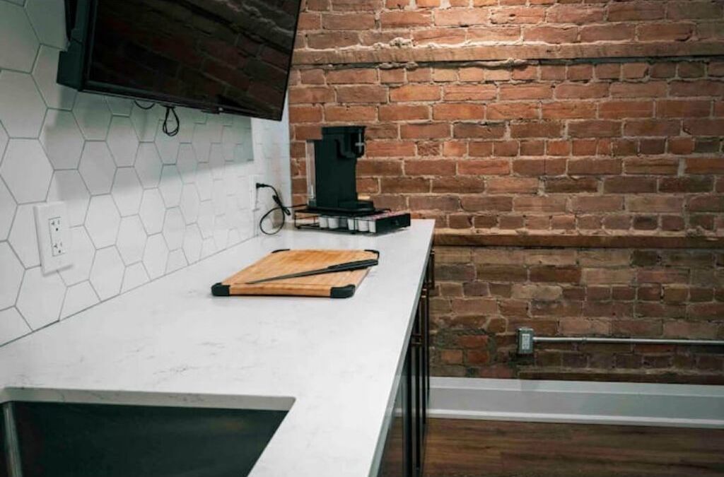 Industrial Luxury Living w/17ft Ceilings & King bd