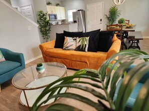 Fernseher, Videospiele, Bücher, Arbeitsbereiche