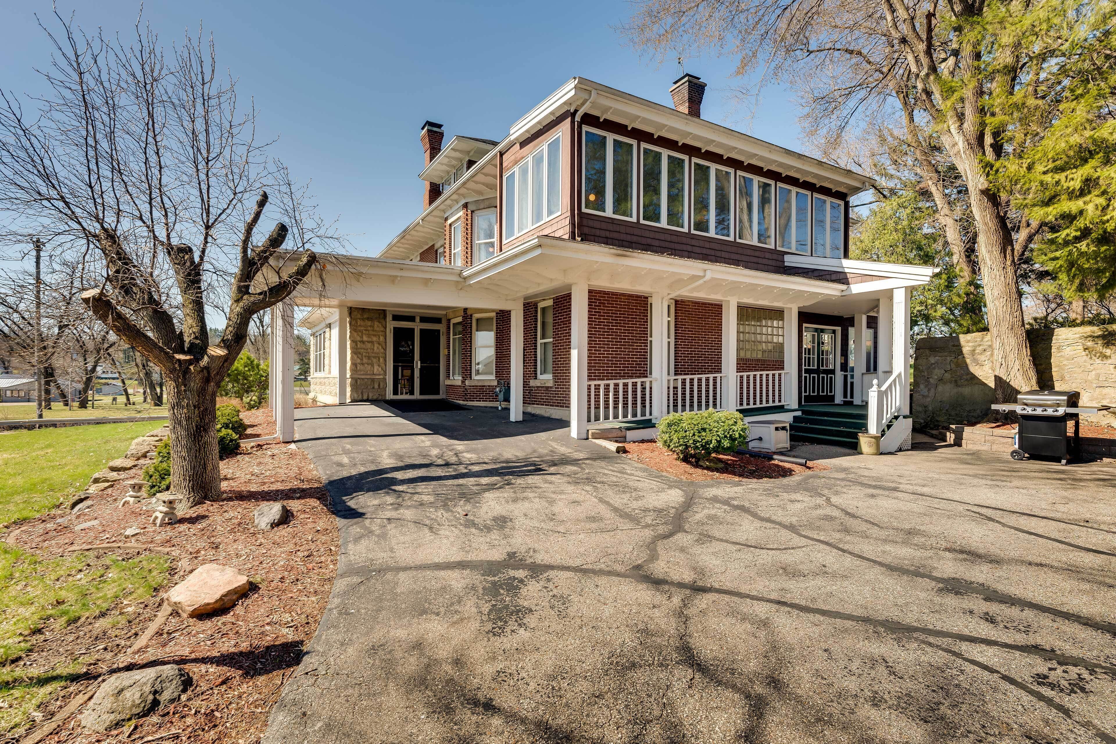 Historic Blanchardville Retreat, Close to Parks!