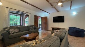 Living area - Casa Jade - Beautiful Family Villa with Swimming pool for 8 near Tamarindo Beach (Villareal)