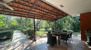 Outdoor dining - Casa Jade - Beautiful Family Villa with Swimming pool for 8 near Tamarindo Beach (Villareal)