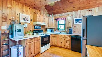 Geladeira, micro-ondas, cooktop, lava-louças