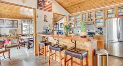 Fire Pit & Games! 10-Acre 'Majestic Mountain Home'