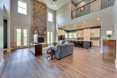 Spacious Lake Charles Craftsman - Pet Friendly!