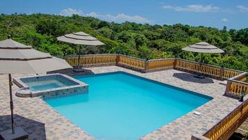 Hồ bơi ngoài trời