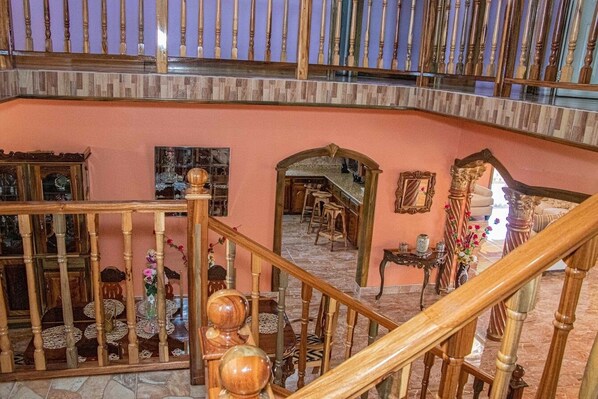 Una imponente escalera con barandilla de madera que conduce a un nivel superior.