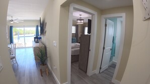 Ein geräumiges Entree mit Essbereich, Schlafzimmer und Badezimmer.