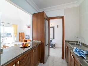 Kühlschrank, Ofen, Herdplatte, Wasserkocher mit Kaffee-/Teezubehör