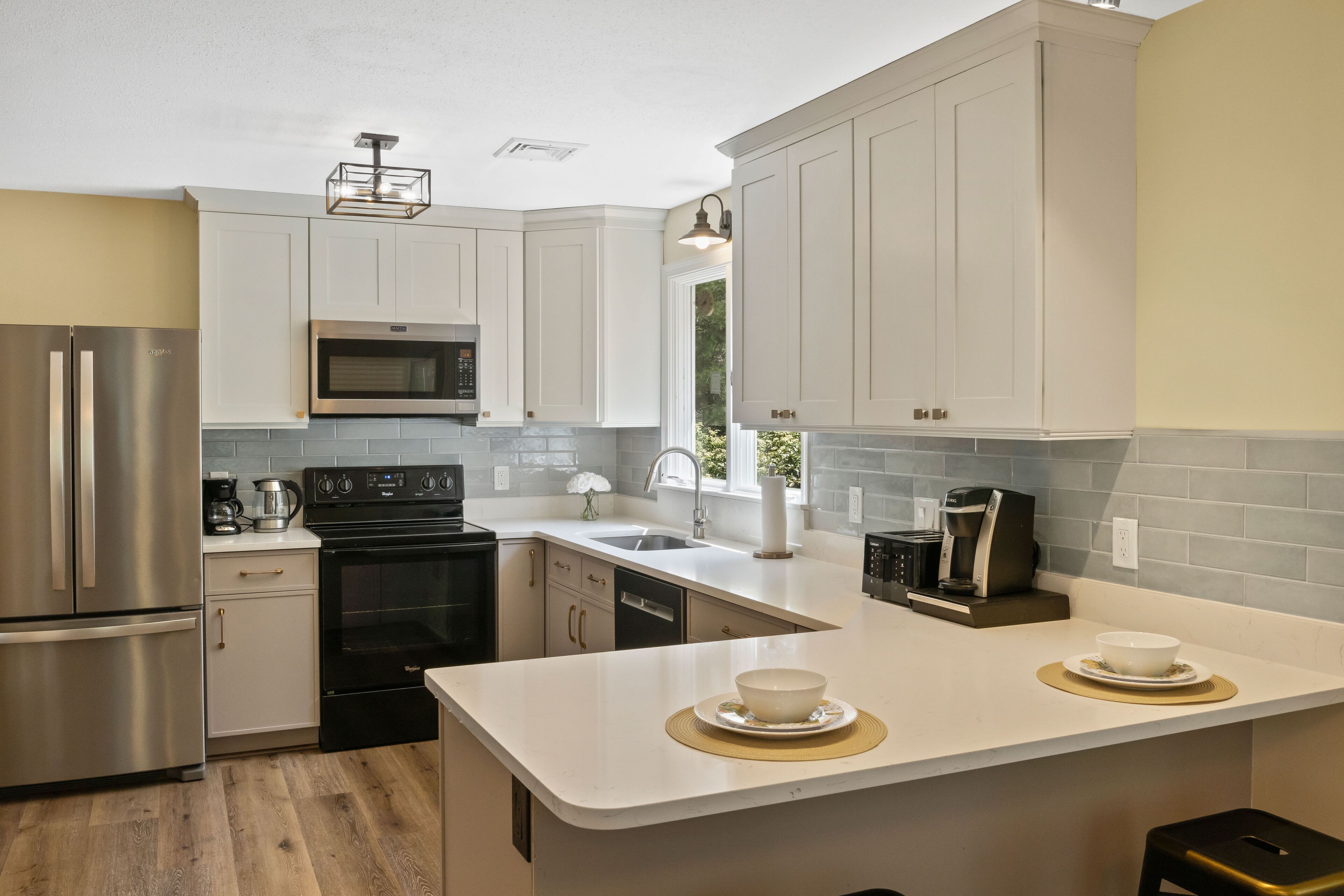 Light-Filled Newly Renovated Home w/Private Backyard on a cul-de-sac