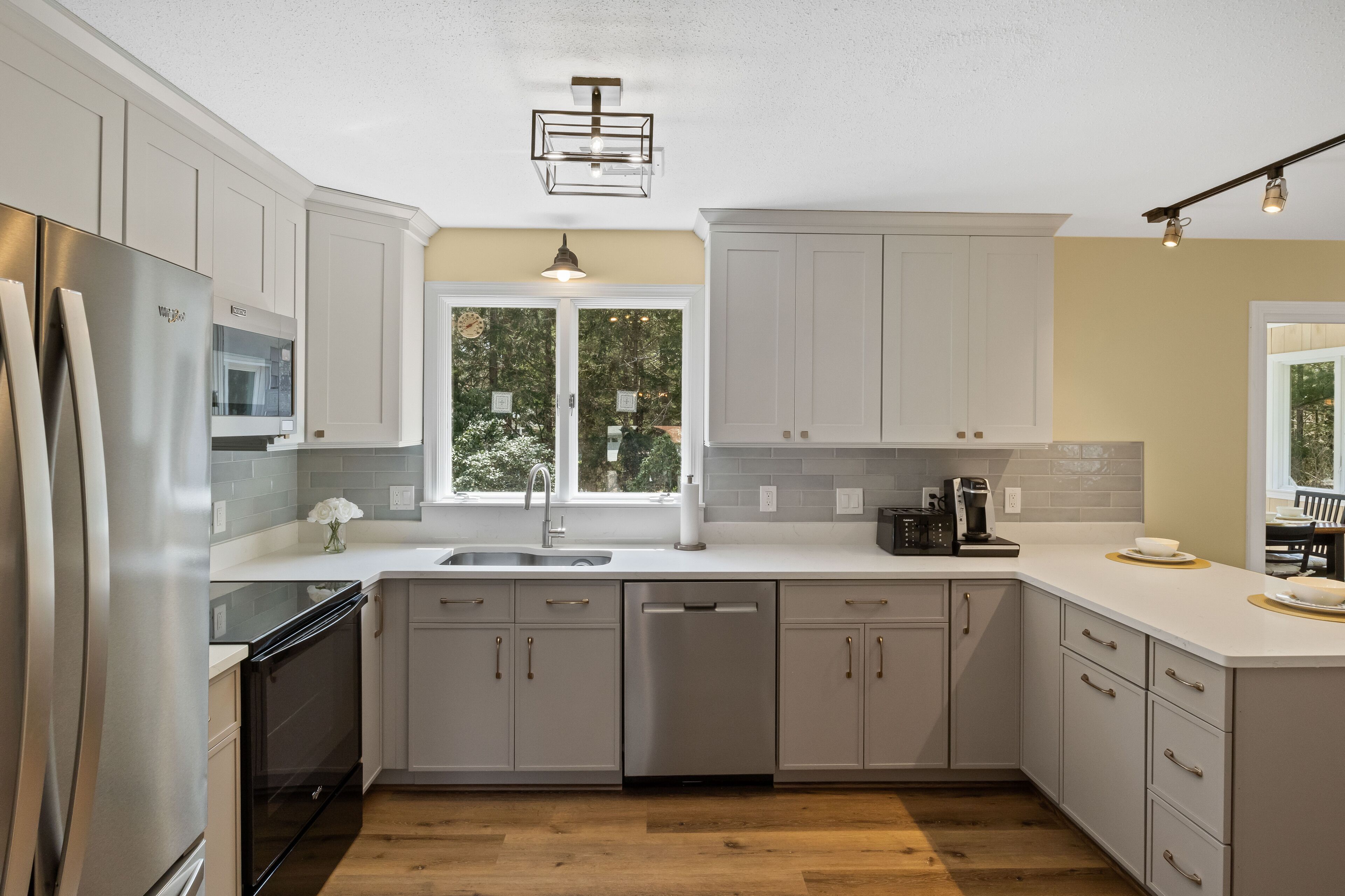 Light-Filled Newly Renovated Home w/Private Backyard on a cul-de-sac