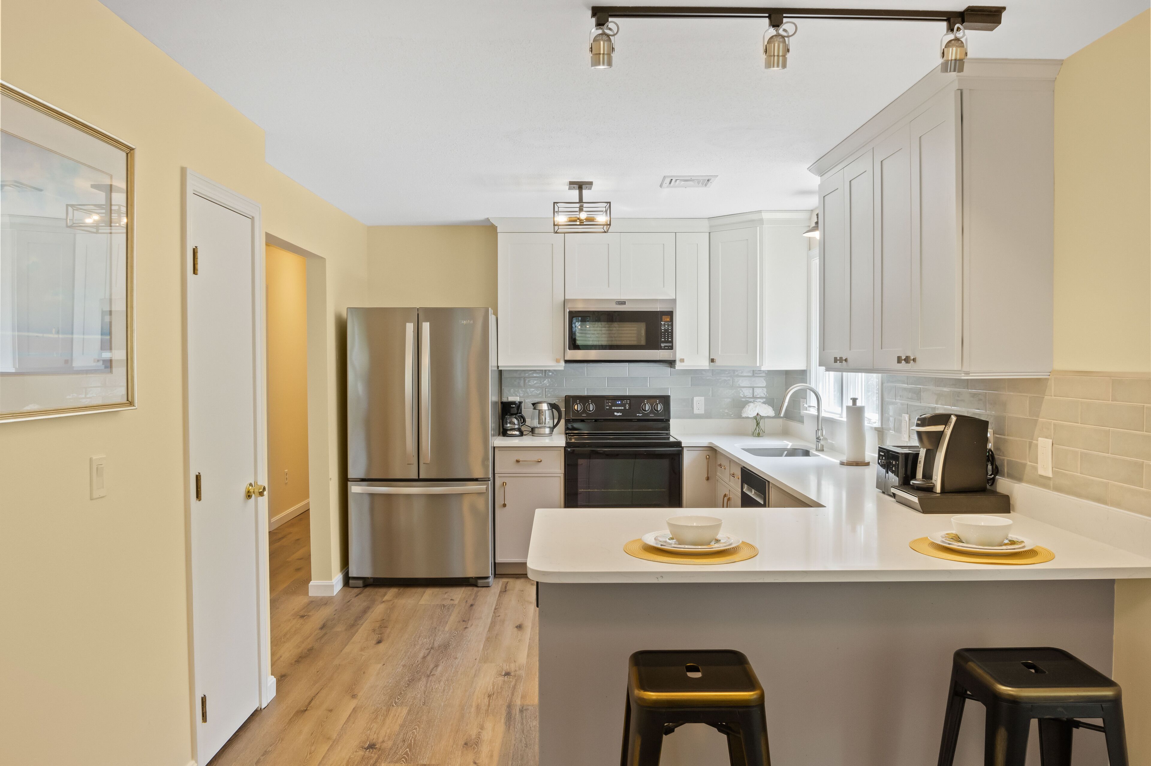 Light-Filled Newly Renovated Home w/Private Backyard on a cul-de-sac