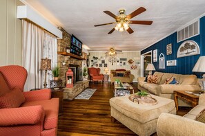 TV, caminetto, lettore DVD, libri