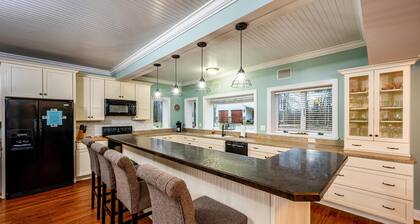 IU Getaway | Hot Tub, Fire Pit & 10 Min to Campus 3BR, 3BA