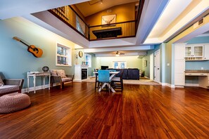 Fernseher, DVD-Player, Bücher, Stereoanlage