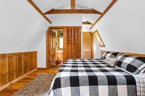 2 bedrooms, desk, Internet - 2 BR, 2 BA Log Cabin (Nashville)