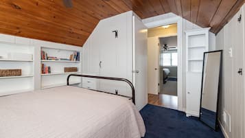 4 slaapkamers, een bureau, een strijkplank/strijkijzer, reisbedje