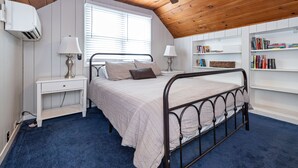 A bedroom with a bed, bedside tables, a ceiling fan, a window with blinds, and a bookshelf. - OPEN 4BR/2BA • Sleeps 8 • Near Hwy • Covered Deck • Close to Downtown & Expo Ctr (Louisville)