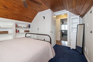 4 habitaciones, tabla de planchar con plancha y cuna de viaje 